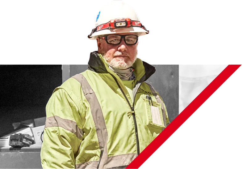 Trabajador de obra con casco y chaleco reflectivo